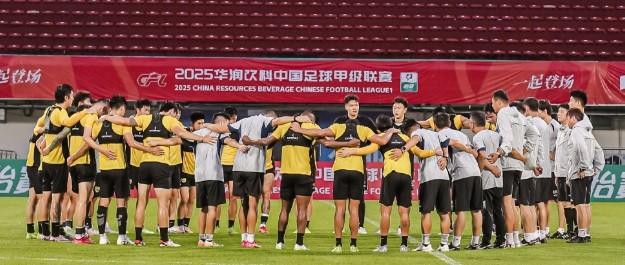 CBA王哲林踢足球的故事：王哲林跨界足球的可能性与挑战